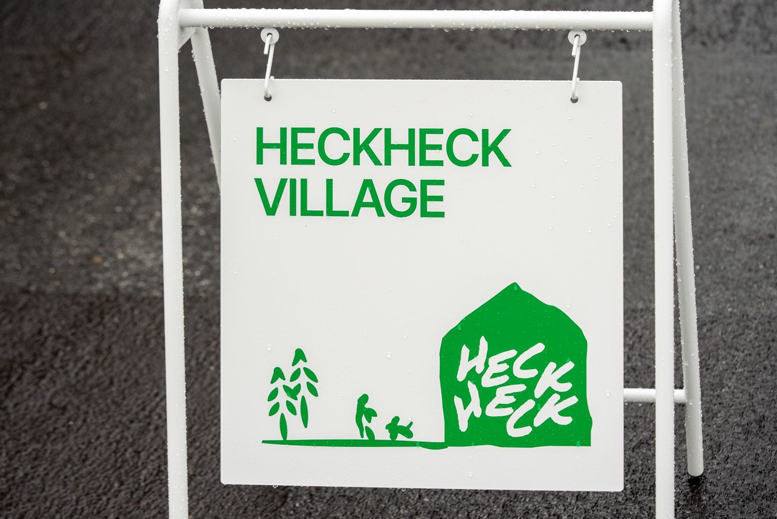 HECKHECK VILLAGE 간판